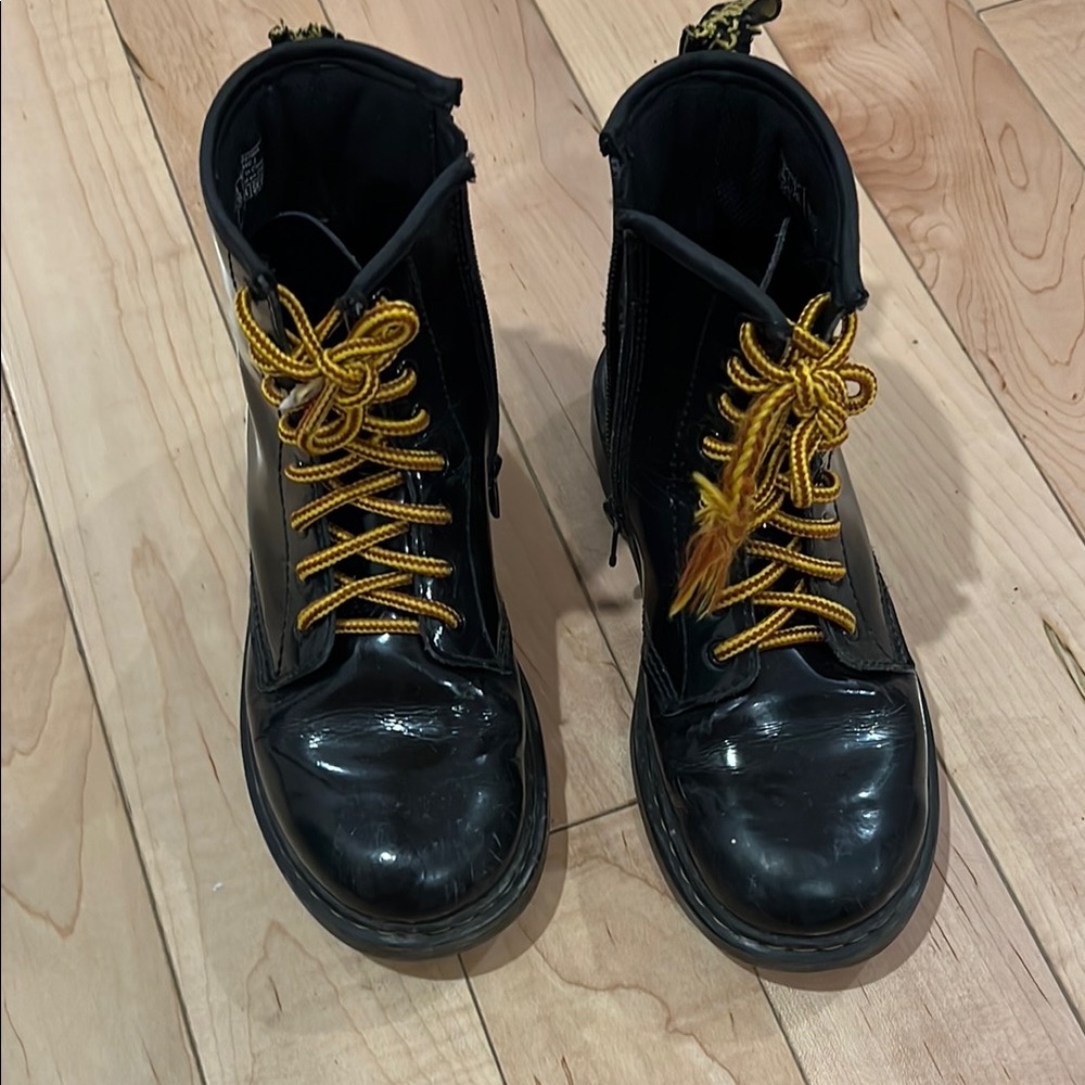 Dr. Martens 1460 J shiny Black combat zipper and yellow laces closure Boots